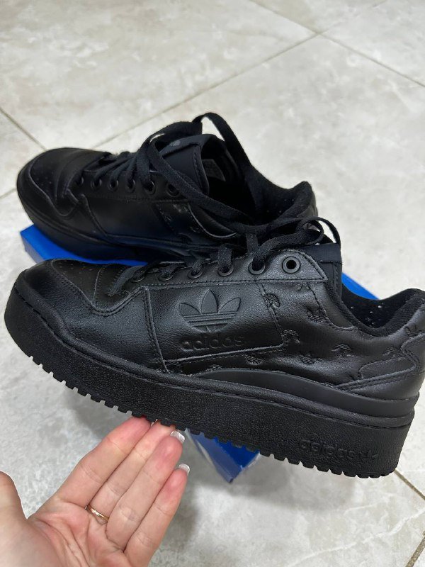 Кожаные кроссовки adidas 39 размер