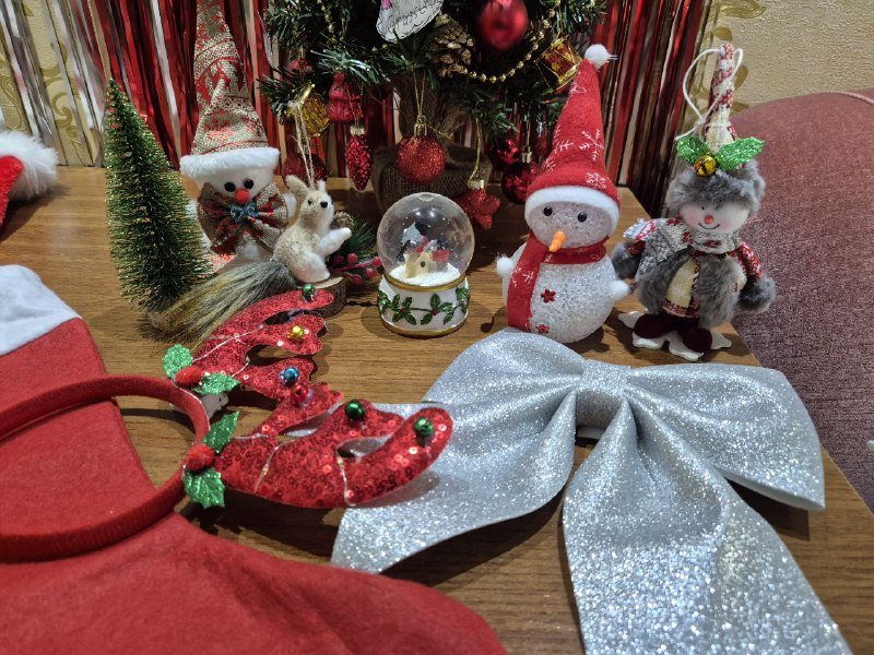 Ёлка с шишками и ягодами, игрушки, гирлянды, венок на дверь 9