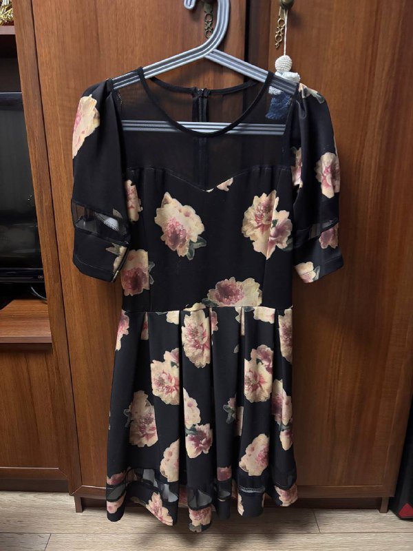 Розовое платье Etika Fashion, Чёрное платье с цветами, Серебристый верх FB Sister, Красная кожаная куртка Ashley Brooke, Чёрная блузка H&M, Фиолетовое перламутровое платье, Тёмно-синее платье CO, Чёрная дутая куртка 4