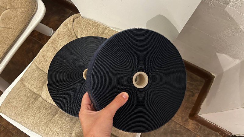 две бабины липкой ленты