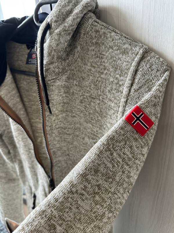 Фирменная кофта на флисе размер S 4