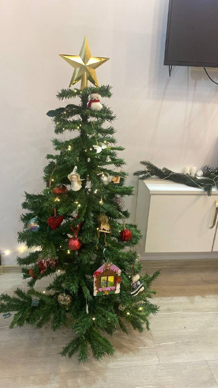 Елка с еловыми гирляндами