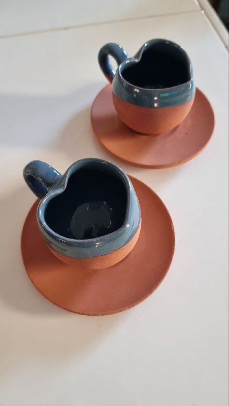 Глиняные кружки с блюдцами