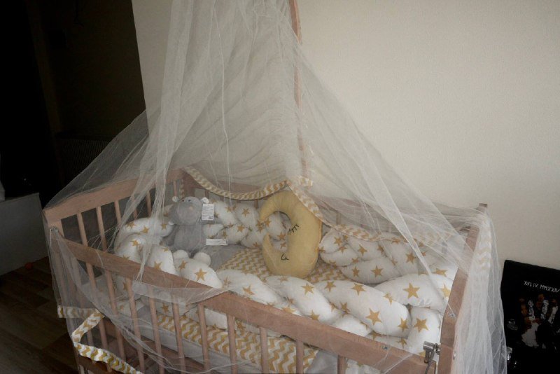 Детская деревянная кроватка с матрасом и балдахином 2