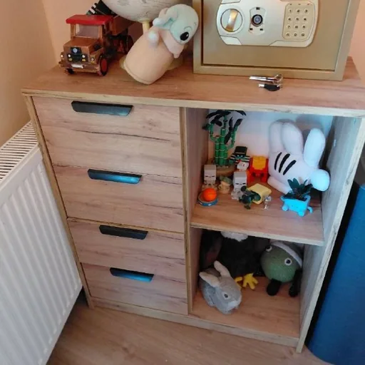 Комод, игрушки
