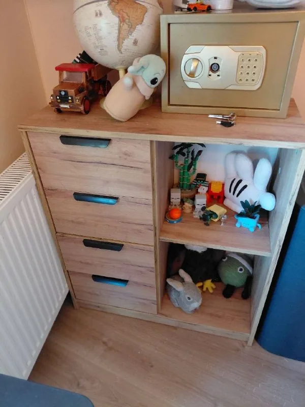 Комод, игрушки