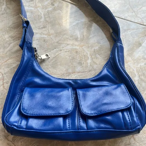 Синяя мини сумка, черная сумка дутик, льняные брюки Zara