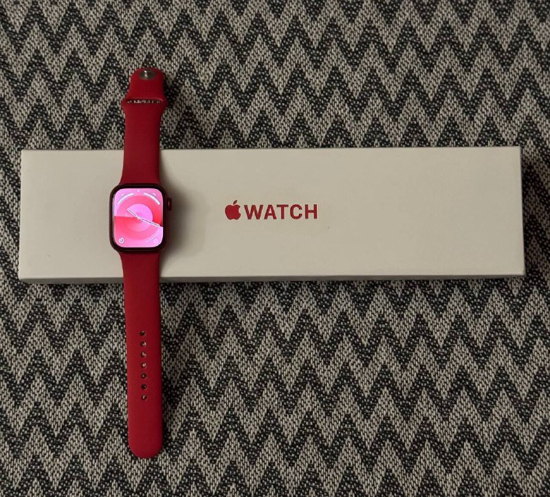 Apple Watch красного цвета