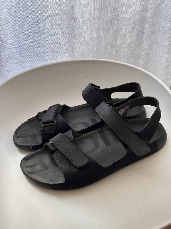 Коврик туристический, поло Adidas, брюки Outventure, шорты Nike, кроссовки Adidas, сандали, миски Northland, ложка-вилка, фонарик, светильник кемпинговый 6