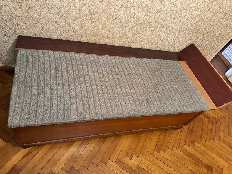 Комод, комплект стульев, набор посуды