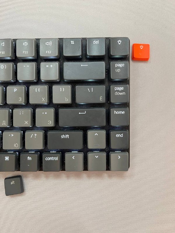 iPad Pro 11 M4, клавиатура Keychron K3, мышь Logitech MX Master 3, лампа Xiaomi Mi Computer Light 6