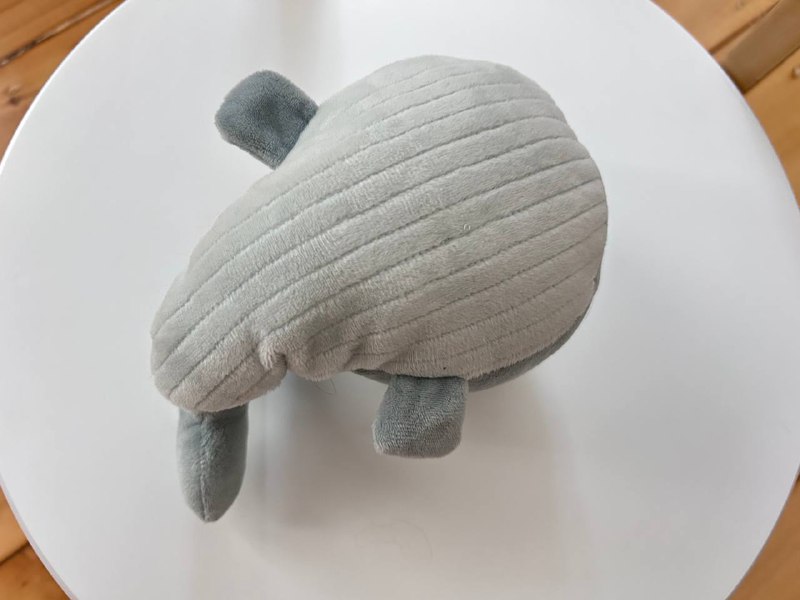 свитер ARKET, игрушка H&M HOME, шлепанцы Adidas Pharrell Williams, брюки вельветовые Uniqlo, джинсы Levi’s 6