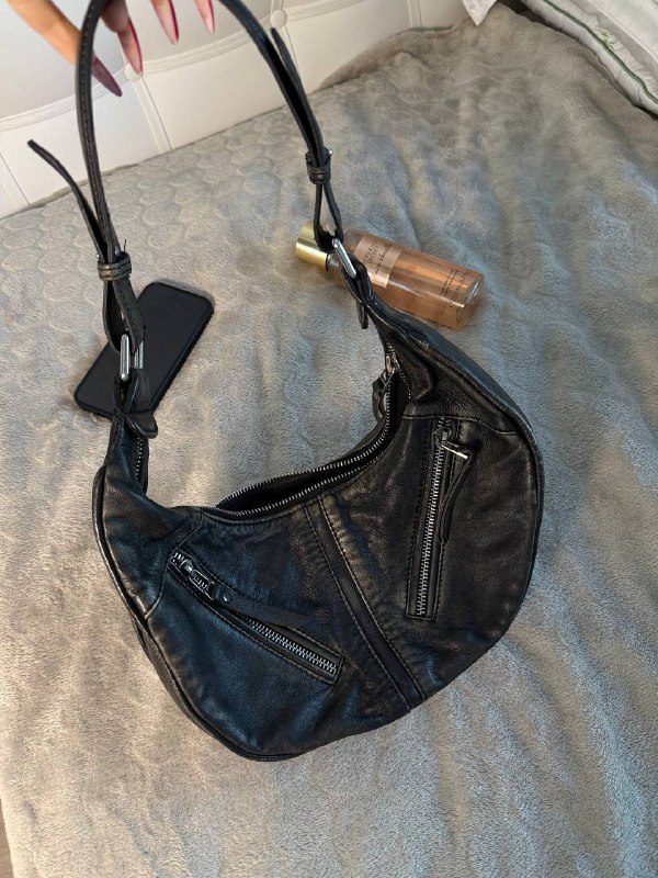 Кроссовки Fila, сумки Bershka и Zara, шлепки Fendi, платье Mango, брюки HM для бега, юбки 4
