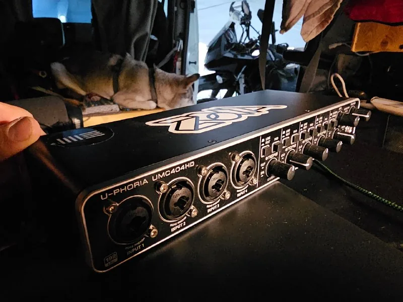 Behringer UMC404HD аудио MIDI интерфейс 1