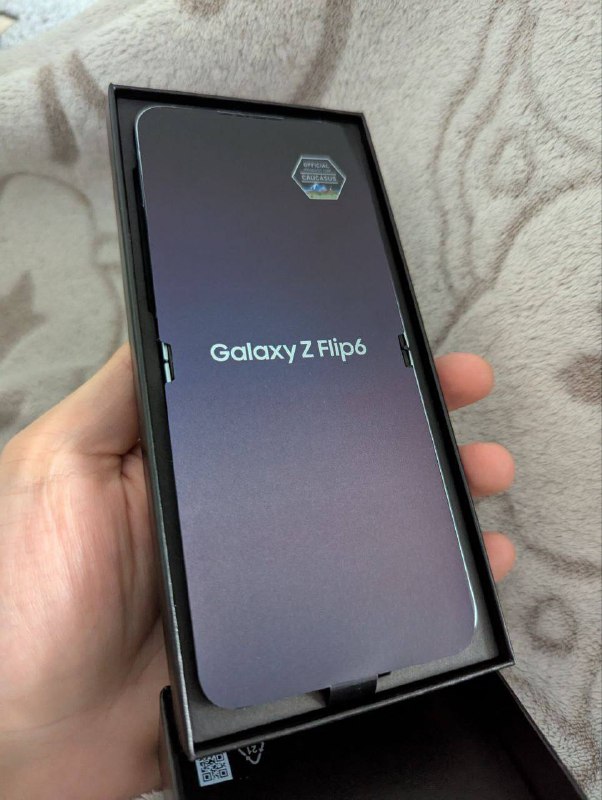 Телефон Samsung z flip 6 с чехлами 5