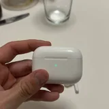 AirPods Pro 2 с кейсом и правым наушником 3