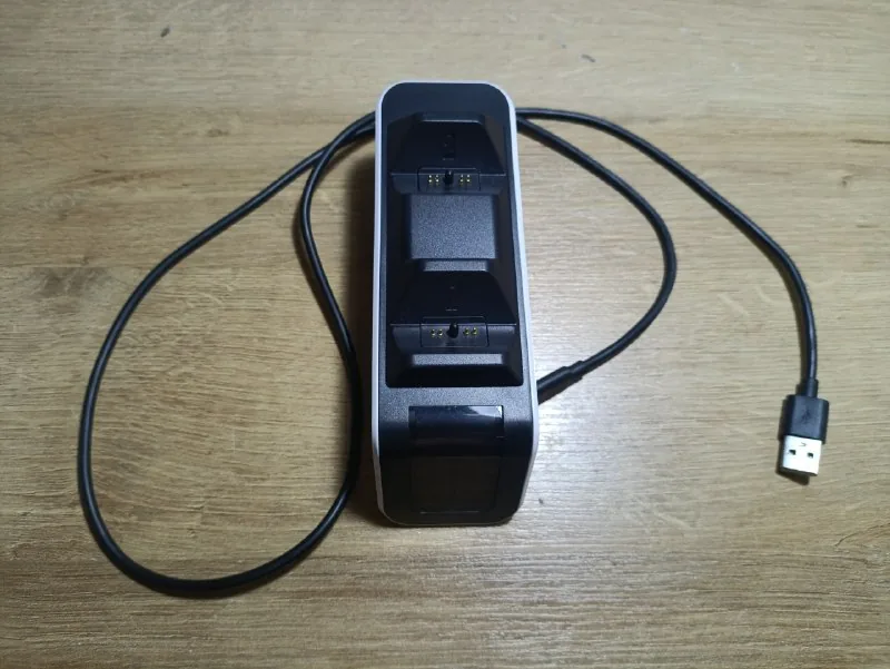 Зарядная станция для двух геймпадов PS5 DualSense