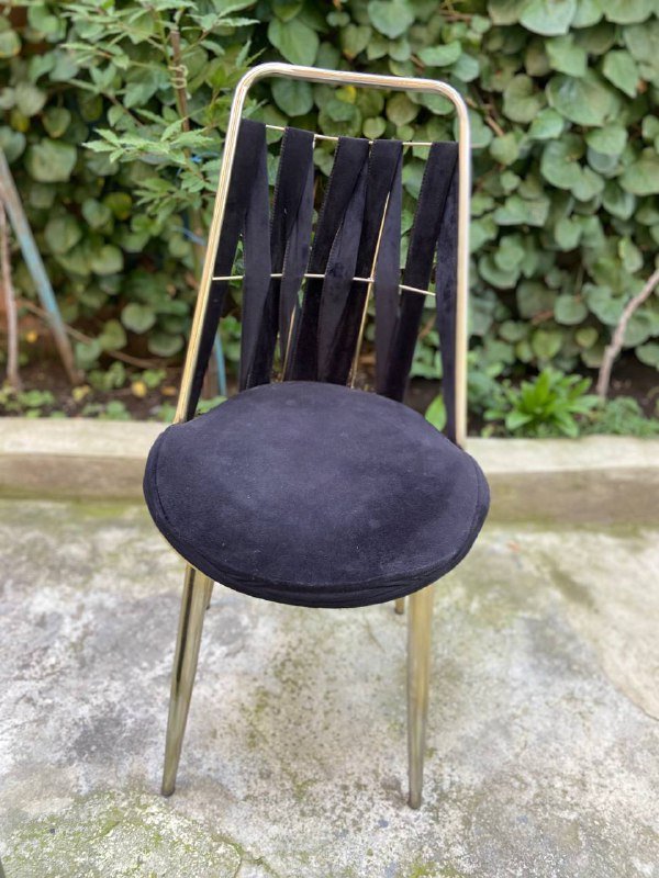 Стул с металлическим каркасом без дефектов