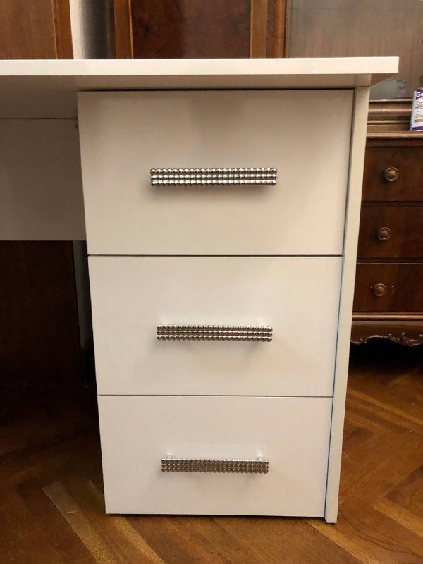 Стол с выдвижными ящиками 2