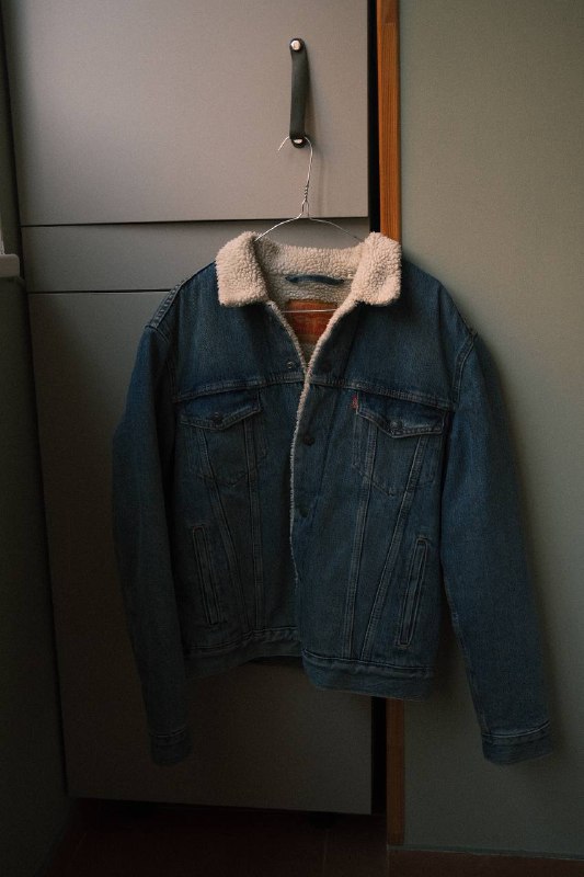 Футболка Bershka, платье H&M, джинсы Bershka, джинсовая куртка Levi’s, свитшот TRXLHXD, шорты Nike, очки Befree 4