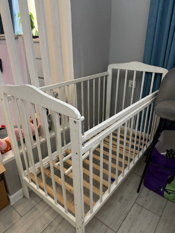 Детская кроватка без матраса