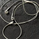 Оригинальные проводные AirPods с разъемом Lightning 1
