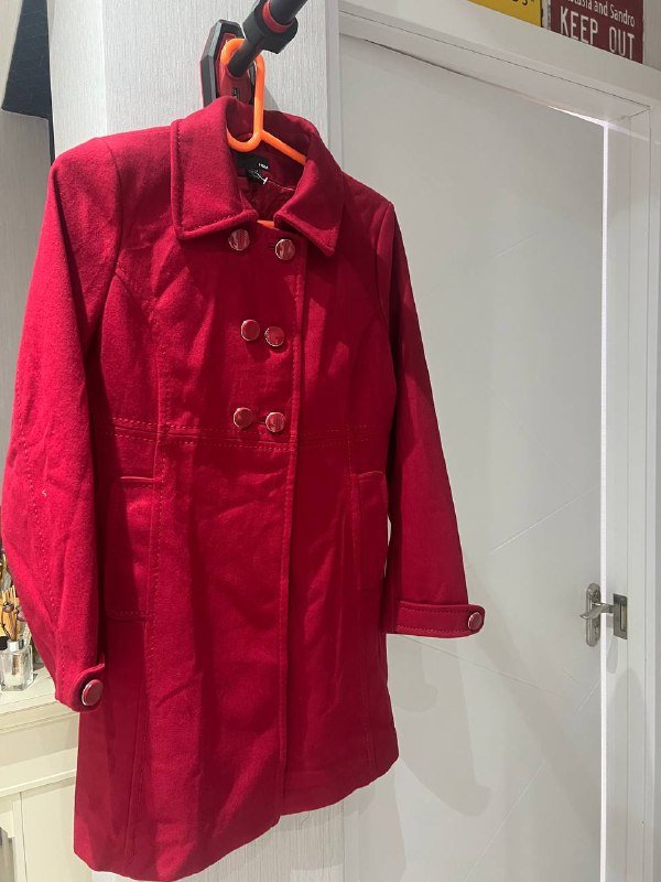 красное пальто, черная куртка, кремовый пиджак женские