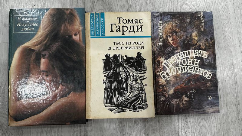 Шарф и шапочка ручной работы, стразы, трафарет, книги, перчатки, кабель USB, ремешок, эспандер, противень, аквашузы 4