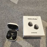 Galaxy Buds2, шорты Levi's 2