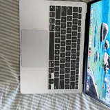iPhone 12 Pro, MacBook Air M1 7