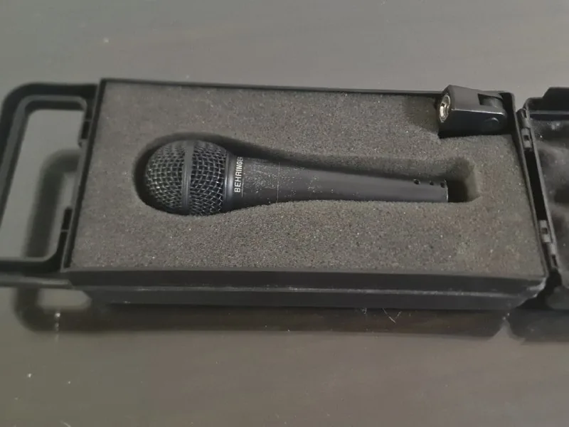 Динамический микрофон Behringer XM8500 с кейсом