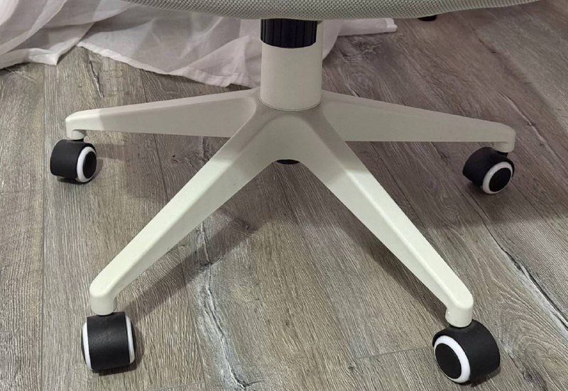 Белое компьютерное кресло с подлокотниками и подголовником 2