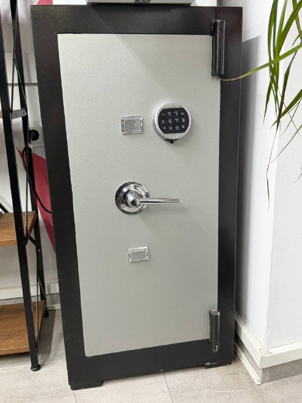 Сейф с двумя механическими замками и кодовым замком