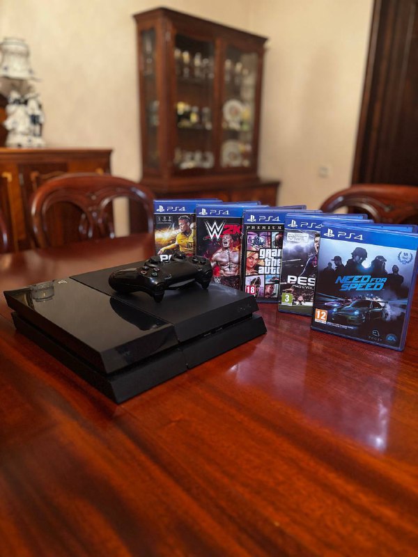 PlayStation 4 с играми и контроллером