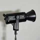 Письменный стол, зеркало, видеосвет Godox SL200II, опоры, кондиционер, глюкофон, барные стулья, дерби COS, кроссовки Nike Dunk Low, камера Polaroid 636 3