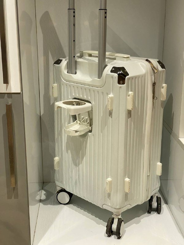 Чемодан на 15кг с USB и Type-C портами 3