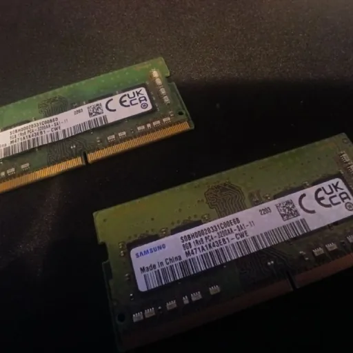 Две планки оперативной памяти Samsung DDR4