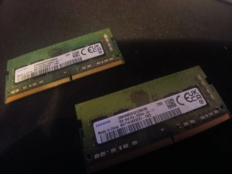 Две планки оперативной памяти Samsung DDR4