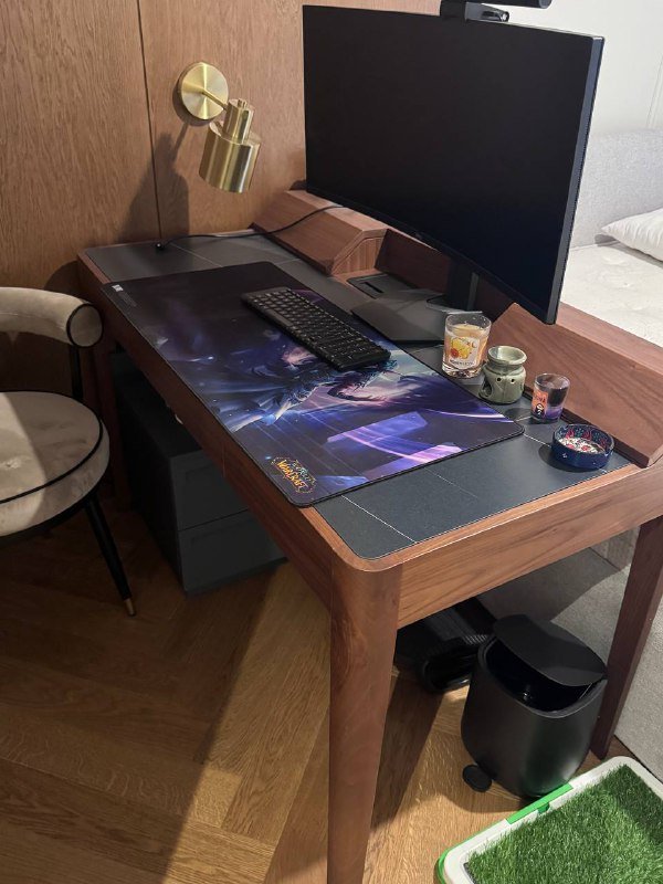 Стол из натурального ореха с карбоновой вкладкой