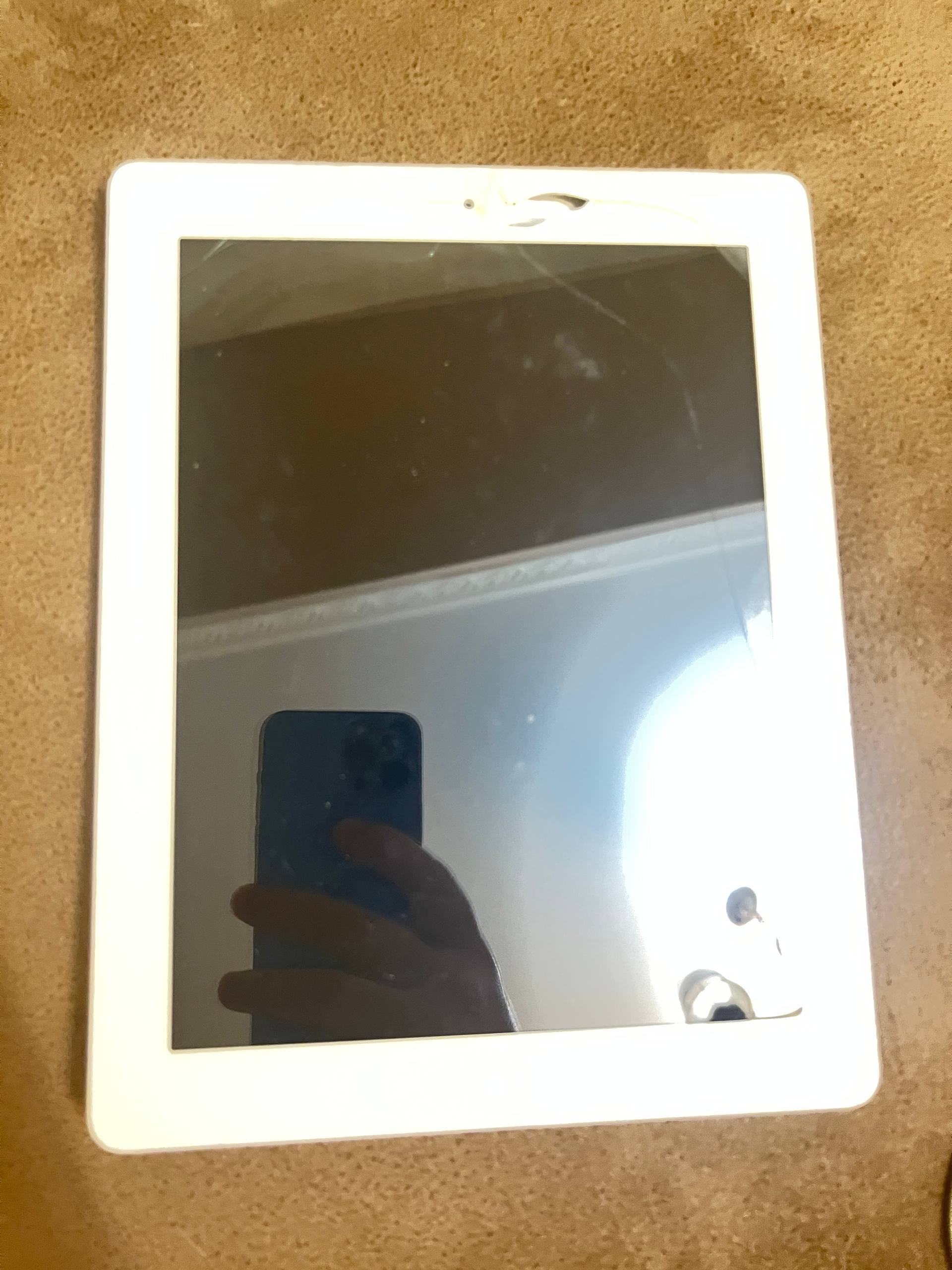 iPad 2 16GB Wi-Fi белый с разбитым стеклом