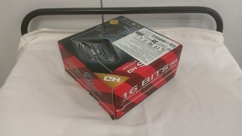 Ретро игровая приставка с джойстиками в стиле Sega