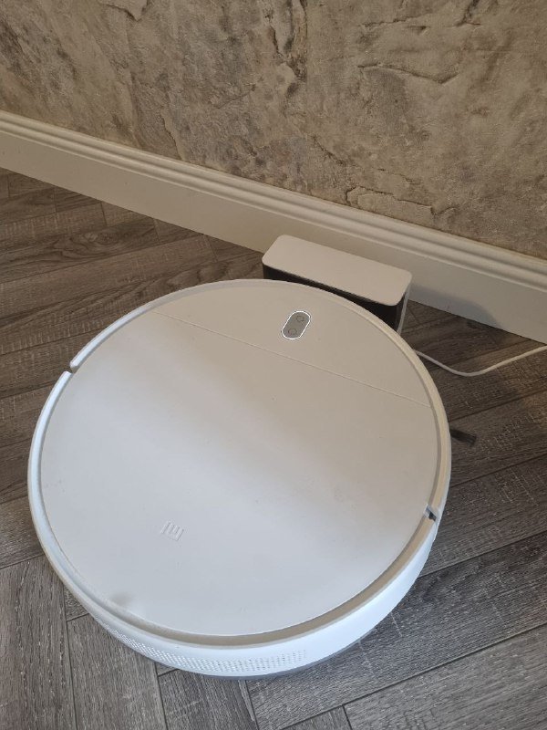 Кресло компьютерное, робот-пылесос Xiaomi, гирлянды, стол рабочий, мониторы, лампа кольцевая 6