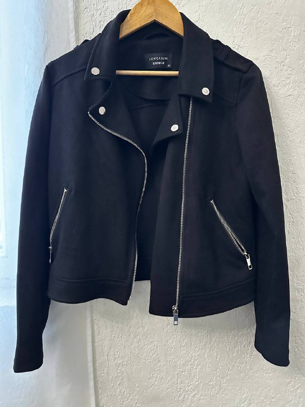 Черное платье, кожаная куртка, плюшевая куртка, рубашка, серые шорты