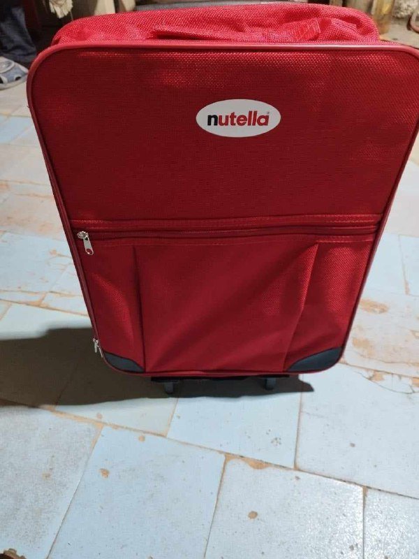 Новые красные чемоданы