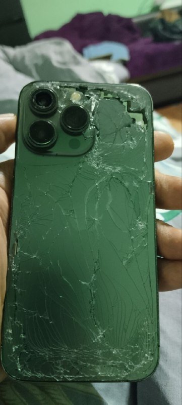 Iphone 13 Pro с разбитым экраном и корпусом