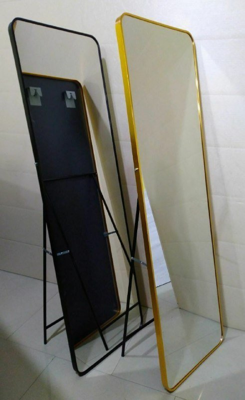 Большое зеркало с металлической рамкой