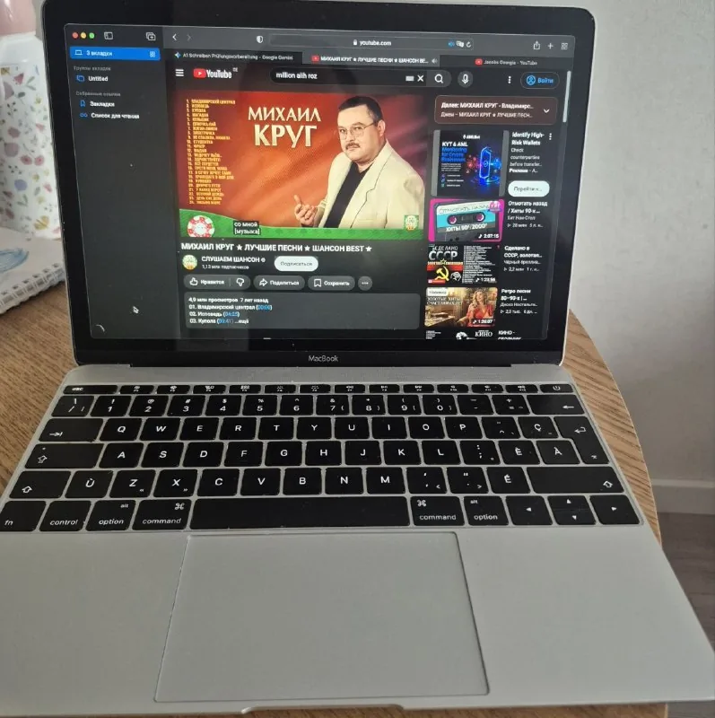 MacBook 1