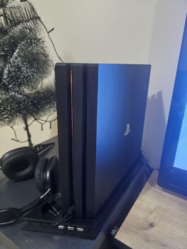 Playstation 4 pro 1tb 2 controllers