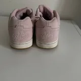 Women’s Nike sneakers 5