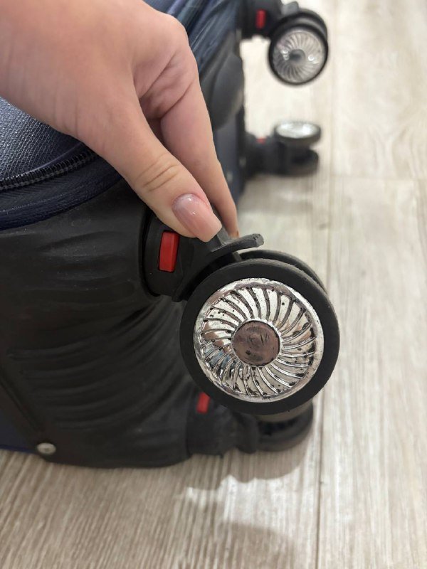 Синий чемодан размер M 3